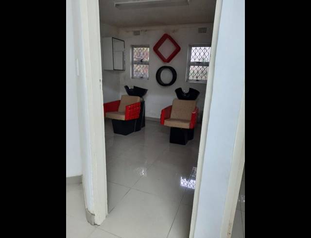 RETAIL PROPERTY TO RENT IN MALVERN